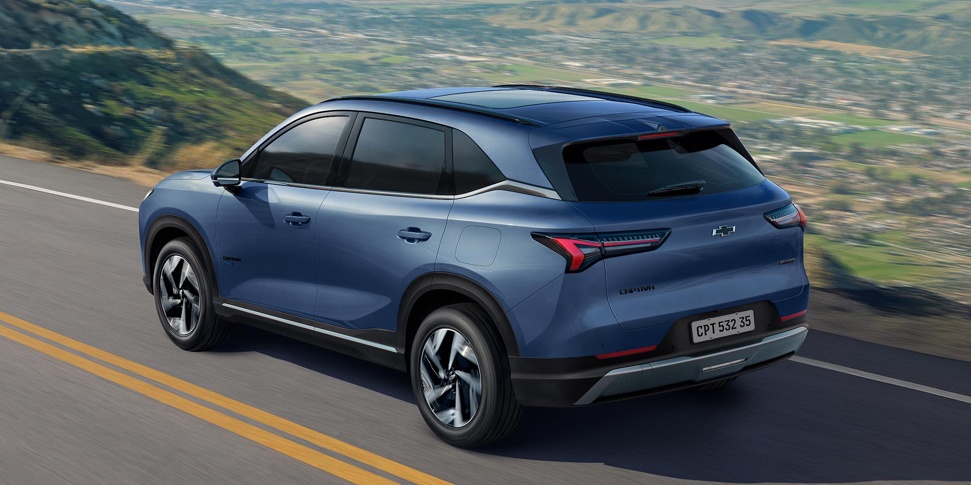 Chevrolet Captiva híbrida conduciendo en carretera