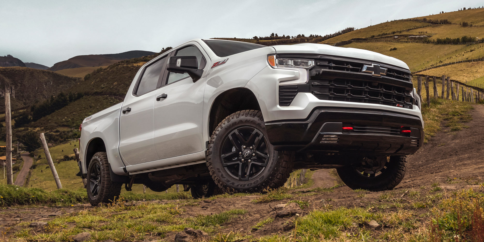 Chevrolet Silverado Z71 blanca en terreno montañoso