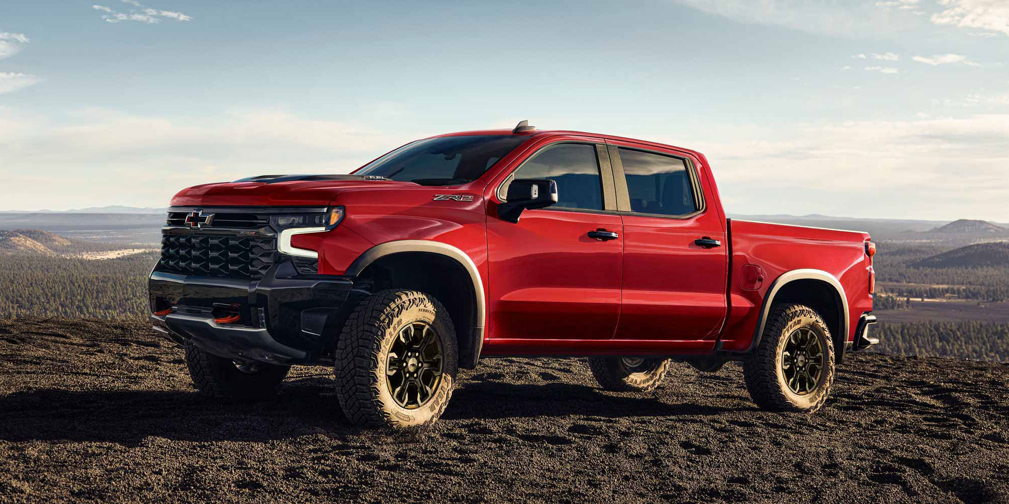 Chevrolet Silverado roja en terreno off-road.