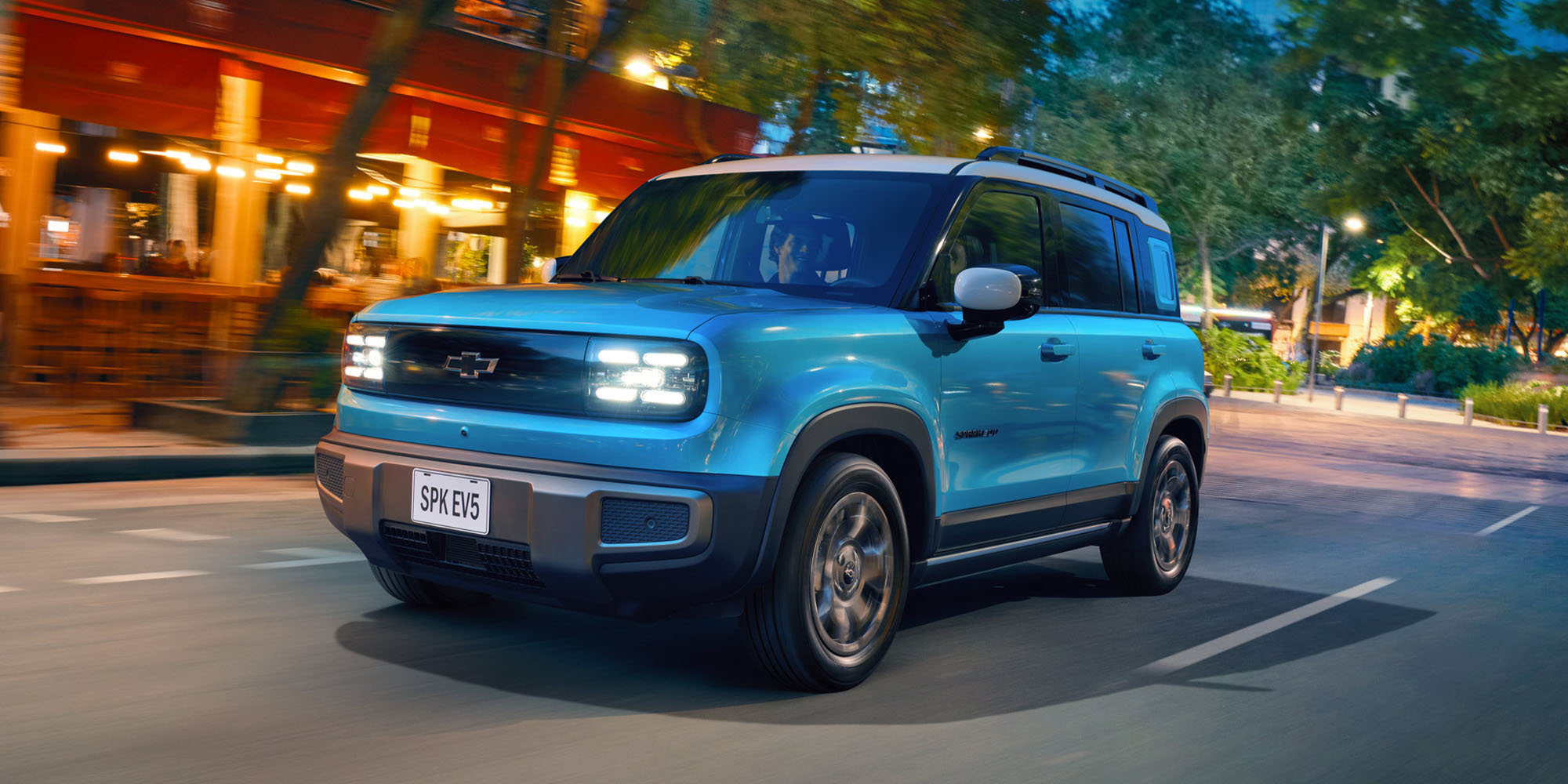Chevrolet Spark EUV circulando en ciudad