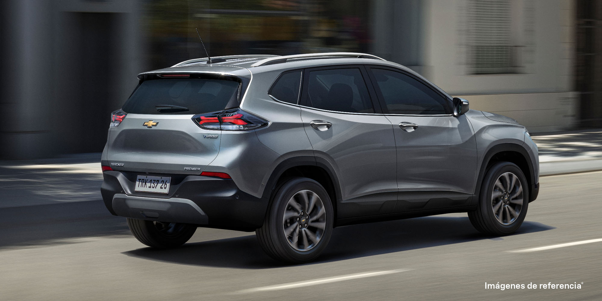 Chevrolet Tracker en movimiento vista trasera